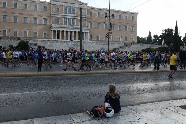 Η Αθήνα τρέχει - Φωτογραφίες από τον 35ο Αυθεντικό Μαραθώνιο