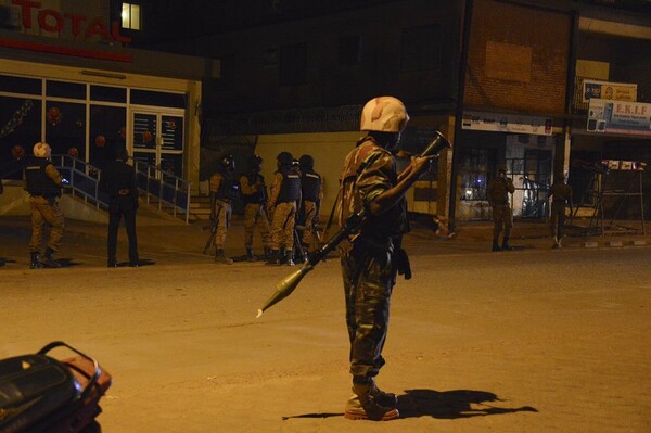 Αιματηρή ένοπλη επίθεση στη Μπουρκίνα Φάσο από τζιχαντιστές- 17 νεκροί σε τουρκικό εστιατόριο