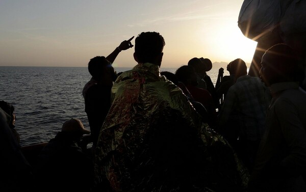 Ιταλία: Διάσωση 1.100 μεταναστών στη θάλασσα - Γυναίκα γέννησε πάνω σε φουσκωτό