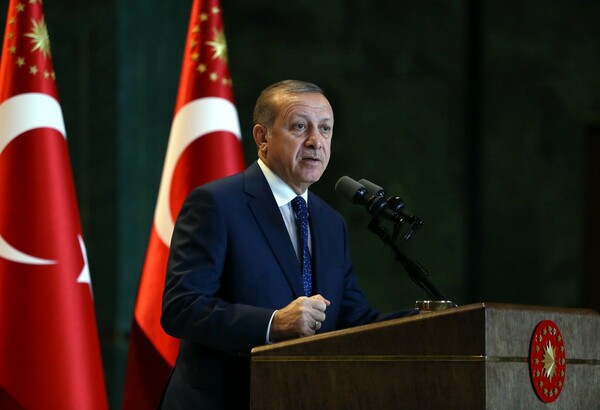 Ο Ερντογάν καλεί τους Τούρκους της Γερμανίας να ψηφίσουν εναντίον της Μέρκελ