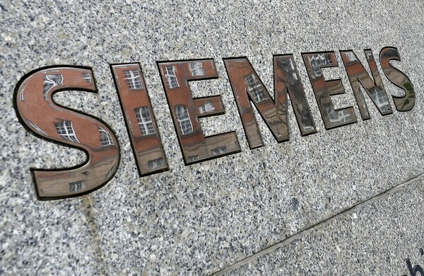 Επίθεση μελών του «Ρουβίκωνα» στα κεντρικά γραφεία της Siemens στο Μαρούσι