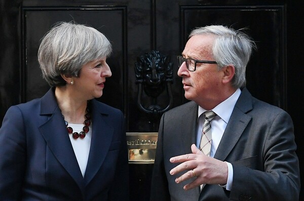 Γιούνκερ και Μέι συμφώνησαν να επιταχύνουν τις συνομιλίες για το Brexit