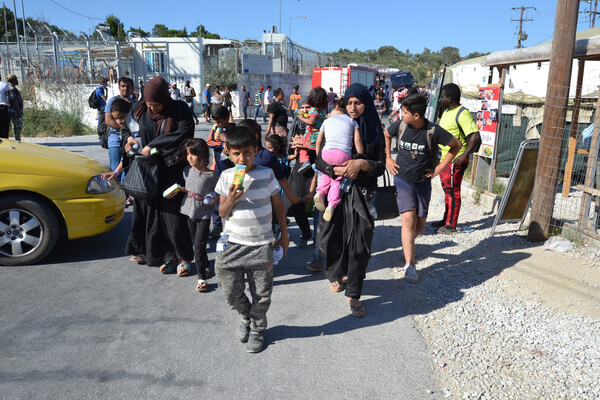 Πάνω από 250 πρόσφυγες και μετανάστες αναχώρησαν από τη Λέσβο για την ηπειρωτική Ελλάδα