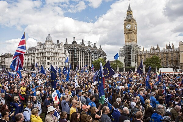 Χιλιάδες άνθρωποι διαδήλωσαν στο Λονδίνο κατά του Brexit