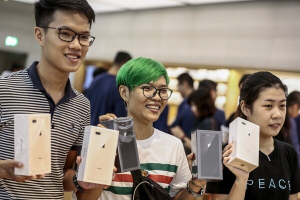 Τα iPhone 8 και iPhone 8 Plus δεν συγκίνησαν καθόλου τους καταναλωτές- Χαμηλή προσέλευση και χλιαρές αντιδράσεις στα καταστήματα της Apple