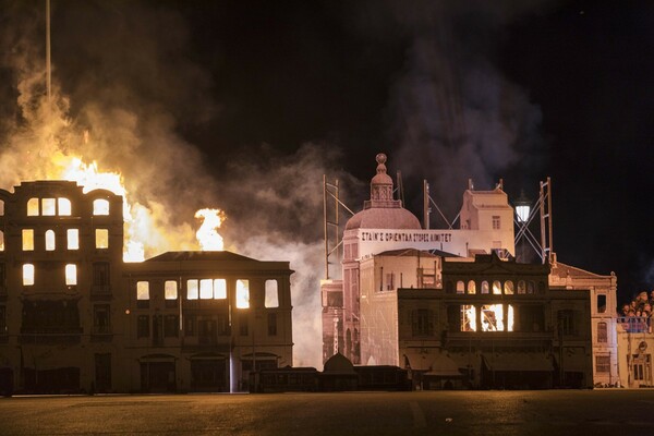 Η Θεσσαλονίκη στις φλόγες: Φωτογραφίες από την εντυπωσιακή αναπαράσταση της μεγάλης πυρκαγιάς πριν από 100 χρόνια
