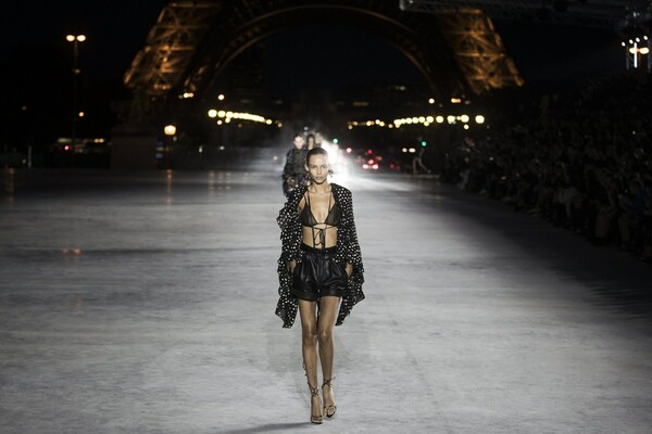 Πιο Παρίσι δεν γίνεται! - Το μεγαλειώδες σόου του Yves Saint Laurent κάτω απ' τον Πύργο του Άιφελ