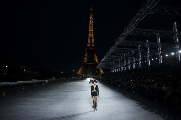 Πιο Παρίσι δεν γίνεται! - Το μεγαλειώδες σόου του Yves Saint Laurent κάτω απ' τον Πύργο του Άιφελ