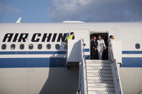 Η Μπέτυ Μπαζιάνα ήταν η πρώτη επιβάτης που αποβιβάστηκε από το Airbus της αεροπορικής εταιρίας Air China