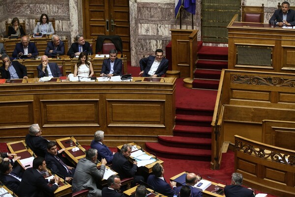 Θύελλα στη Βουλή για τις τροπολογίες- Αποχώρησε και η ΝΔ από τη συνεδρίαση