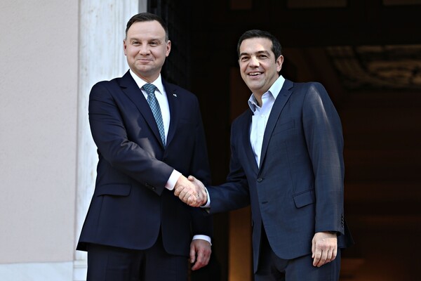 Διπλωματικές και εμπορικές σχέσεις στο επίκεντρο της συνάντησης Τσίπρα με τον Πολωνό πρόεδρο