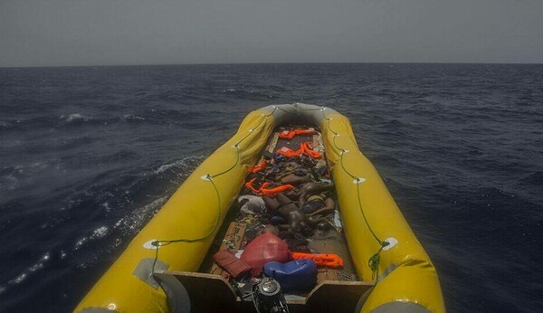 Σοκαριστικές εικόνες ανοιχτά της Λιβύης: Διασώστες εντόπισαν 13 πτώματα σε βάρκα - Ανάμεσά τους έγκυες και μητέρες