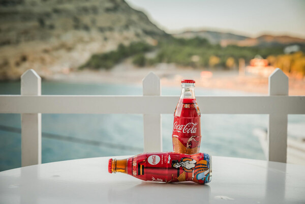 Ένα μπουκάλι Coca-Cola ταξιδεύει την Κρήτη στον κόσμο