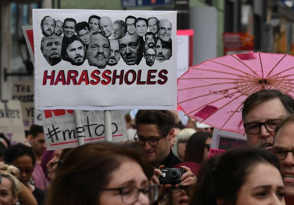 Εκατοντάδες άτομα διαδήλωσαν κατά της σεξουαλικής κακοποίησης στο Χόλιγουντ