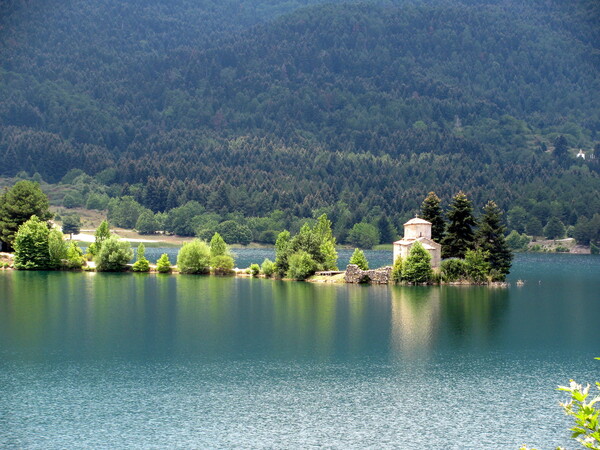 3 Λίμνες στην Ελλάδα που σίγουρα θα σε μαγέψουν