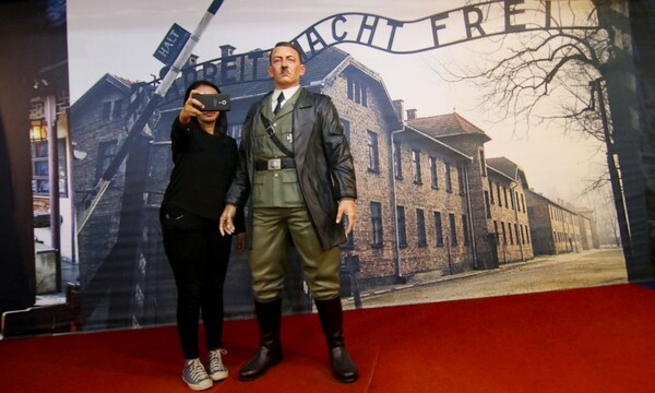 Τέλος οι selfies με τον Χίτλερ - Μουσείο στην Ινδονησία απομάκρυνε την αμφιλεγόμενη εγκατάσταση