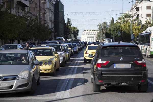 Ημέρα ταλαιπωρίας στην Αθήνα - Αυξημένη κίνηση στους δρόμους λόγω των απεργιών