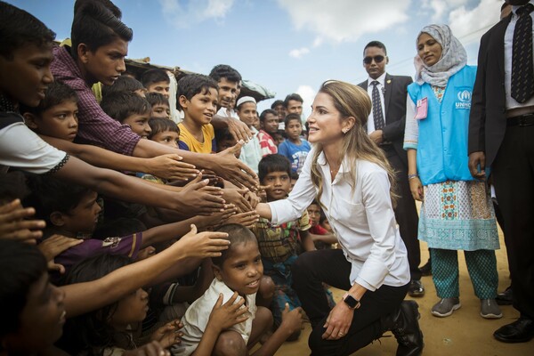 Η βασίλισσα Ράνια της Ιορδανίας επισκέφθηκε τους πρόσφυγες Ροχίνγκια στο Μπαγκλαντές