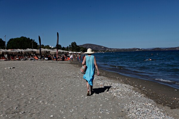 Εικόνες ντροπής σε ελληνικές παραλίες - Εξοργιστικές πατέντες και ενοχλητικοί λουόμενοι