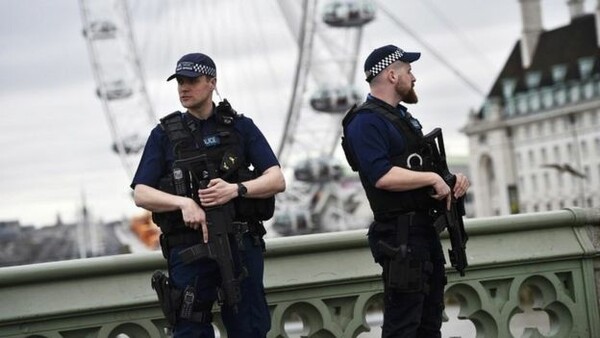 Υποβαθμίστηκε από κρίσιμη σε σοβαρή η απειλή τρομοκρατικής επίθεσης στη Βρετανία