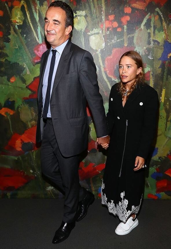 Σπάνια εμφάνιση της Μαίρη-Κέιτ Όλσεν με τον σύζυγό της Ολιβιέ Σαρκοζί σε δημοπρασία στη Νέα Υόρκη