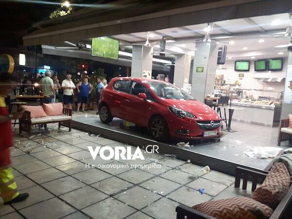 Αυτοκίνητο έπεσε σε καφέ στη Θεσσαλονίκη - Έξι τραυματίες (ΒΙΝΤΕΟ)
