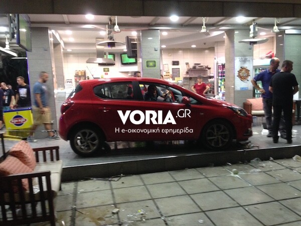 Αυτοκίνητο έπεσε σε καφέ στη Θεσσαλονίκη - Έξι τραυματίες (ΒΙΝΤΕΟ)