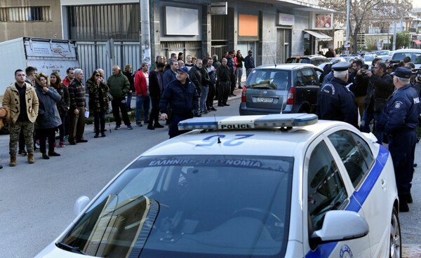Άγιοι Ανάργυροι: Νέα στοιχεία για τον αστυνομικό που σκότωσε σύζυγο, πεθερά και κόρη