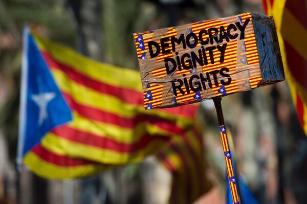 Καταλονία: Προφυλακιστέοι χωρίς εγγυήσεις οκτώ από τους υπουργούς του Πουτζντεμόν