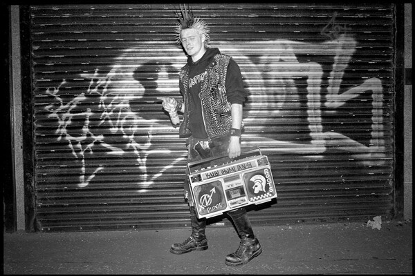 Belfast Punk: Ο Ricky Adam παρουσιάζει στο LIFO.gr το νέο του βιβλίο- βόμβα