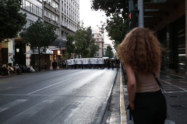 Εκατοντάδες διαδηλωτές στους δρόμους της Αθήνας για την Ηριάννα και τον Περικλή - Επεισόδια στα Εξάρχεια μετά την πορεία