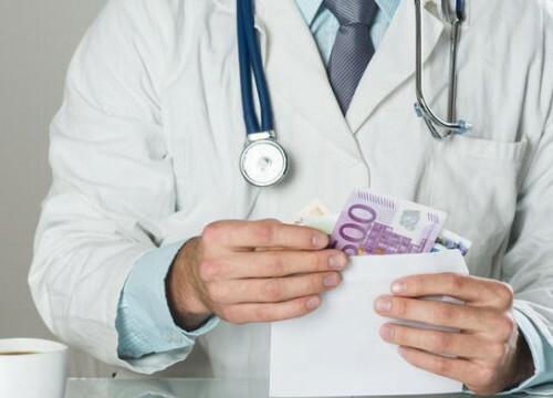 Θεσσαλονίκη: Καταδίκη γιατρού για «φακελάκι»- Πήρε 600 ευρώ για να παρακάμψει τη λίστα αναμονής