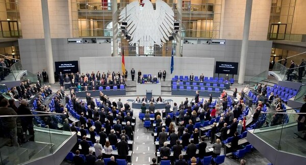 Πυρά εναντίον Σόιμπλε στη γερμανική βουλή- Οι Χριστιανοδημοκράτες εξήραν την πρόοδο στην Ελλάδα