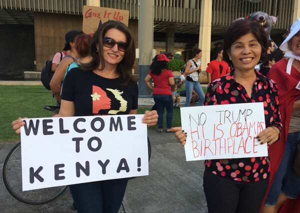 Ο Τραμπ και η Μελάνια πρώτη φορά στην Χαβάη - Τα πλακάτ που τρόλαραν τον προεδρο