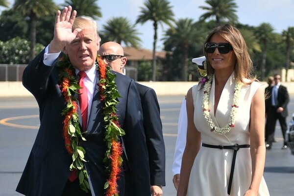 Ο Τραμπ και η Μελάνια πρώτη φορά στην Χαβάη - Τα πλακάτ που τρόλαραν τον προεδρο