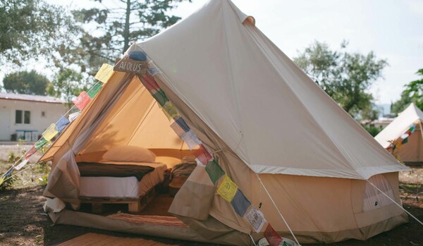 Εναλλακτικές διακοπές και glamping σε ένα «NISI» στο κέντρο της Ελλάδας