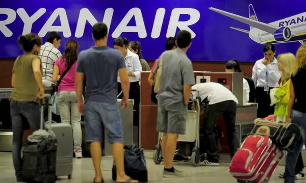 Η Ryanair προειδοποιεί πως θα αλλάξει το καθεστώς με τις αποσκευές στην καμπίνα