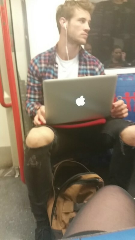 Αυτή η ιστοσελίδα είναι γεμάτη όμορφους άντρες που τους φωτογράφισαν κρυφά στο μετρό - αλλά μάλλον τους αρέσει