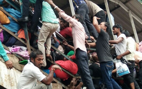 Τραγωδία στην Ινδία: Πάνω από 22 άνθρωποι ποδοπατήθηκαν μέχρι θανάτου σε σταθμό τρένου