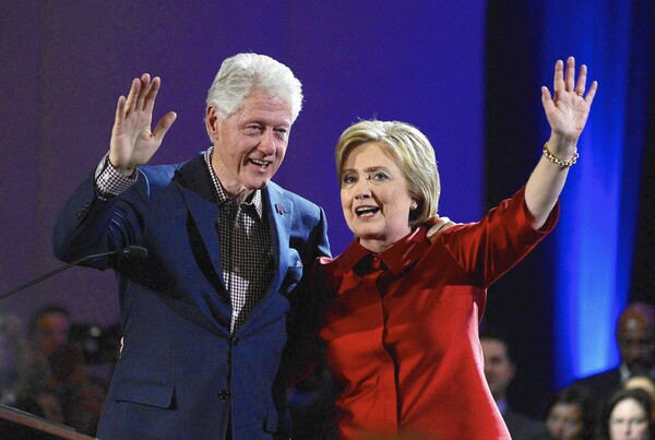 Έχουν μήνες να μιλήσουν η Χίλαρι και ο Μπιλ Κλίντον;