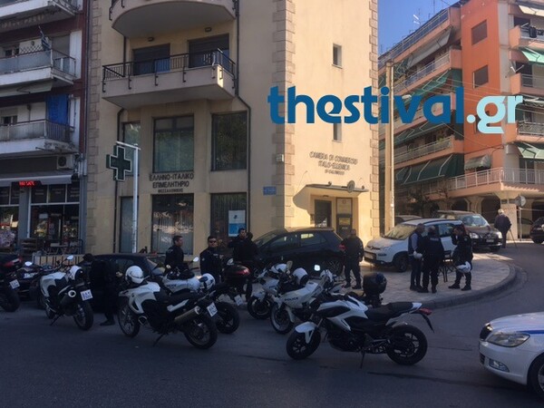 Θεσσαλονίκη: Επίθεση κουκουλοφόρων στο ιταλικό προξενείο και το Ελληνοιταλικό Επιμελητήριο