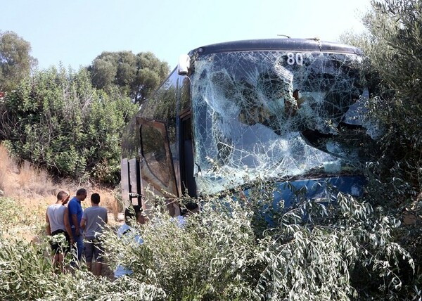 Κρήτη: Σφοδρό τροχαίο με έναν νεκρό- Τουριστικό λεωφορείο συγκρούστηκε με ΙΧ κι έπεσε από γέφυρα (ΦΩΤΟ)
