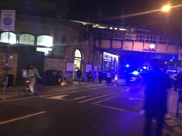 Επίθεση με μαχαίρι έξω από σταθμό του μετρό στο Λονδίνο - Ένας νεκρός και δύο τραυματίες