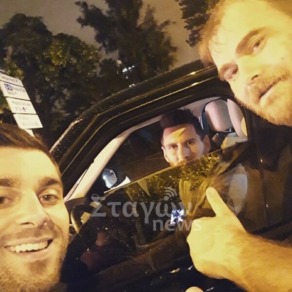 Έλληνες οπαδοί από την Καλαμπάκα πέτυχαν τον Μέσι σε φανάρι της Βαρκελώνης και τον σταμάτησαν για selfie