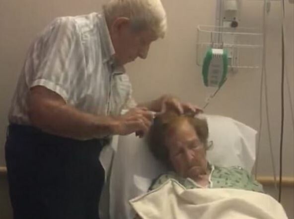 Το βίντεο με τον ηλικιωμένο άντρα που χτενίζει τρυφερά τα μαλλιά της άρρωστης γυναίκας του κι έχει συγκινήσει το ίντερνετ