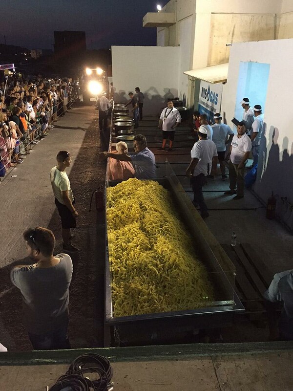 Η Νάξος μπαίνει στο Γκίνες με μια τεράστια μερίδα πατάτες και η επιτυχία πανηγυρίζεται (video)