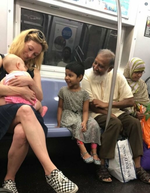 Αυτό θα κάνει την Αμερική μεγάλη και πάλι-Μια φωτογραφία από το μετρό εχει γίνει ύμνος στη διαφορετικότητα