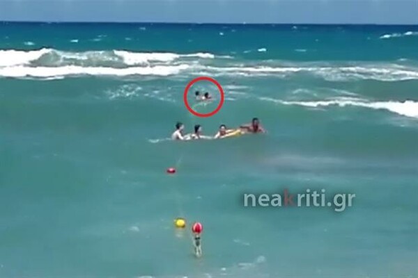 Κρήτη: H στιγμή που ναυαγοσώστης καταφέρνει να σώσει ένα παιδί από τα τεράστια κύματα στην Χερσόνησο