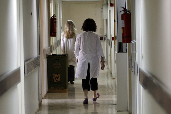 ΠΟΕΔΗΝ: Ασθενείς πεθαίνουν στα σκαλιά των κέντρων υγείας ελλείψει γιατρών- Σκουριάζουν στις ζελατίνες τα μηχανήματα