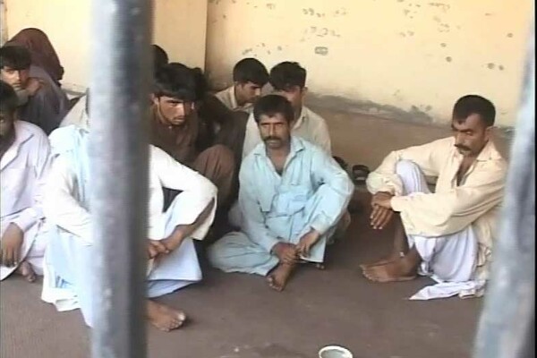 Πακιστάν: 20 άτομα συνελήφθησαν επειδή βίασαν μια έφηβη για να τιμωρήσουν τον αδελφό της